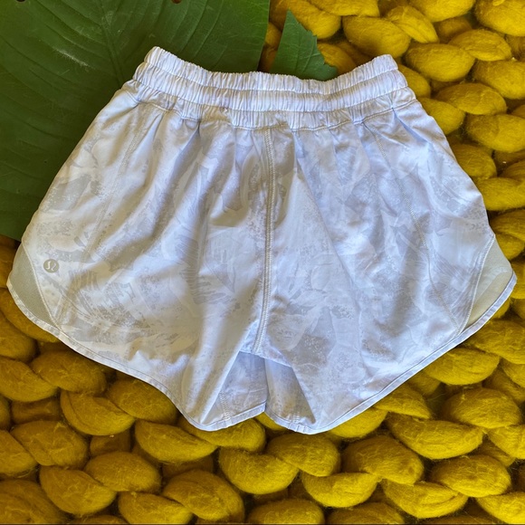 Lululemon Hotty Hot Shorts - Picture 2 of 5